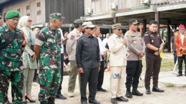 Bupati Heriyus dan Ketua DPRD Rumiadi Sambut Kedatangan Danyonif TP 883 di Puruk Cahu