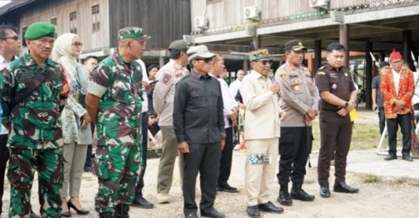 Bupati Heriyus dan Ketua DPRD Rumiadi Sambut Kedatangan Danyonif TP 883 di Puruk Cahu