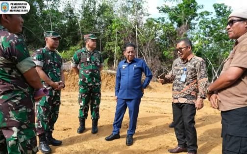 Bupati-Heriyus-dan-Pihak-Kodam-XXIITambun-Bungai-Tinjau-Lokasi-Pembangunan.jpg Bupati Heriyus dan Pihak Kodam XXII/Tambun Bungai Tinjau Lokasi Pembangunan Yon TP