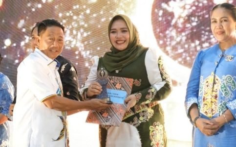 Dina Maulidah Raih Penghargaan Tokoh Inovatif dan Inspiratif
