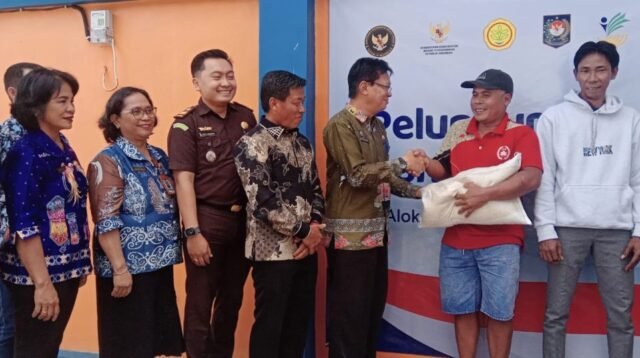 Pemkab Murung Raya Salurkan Bantuan Pangan Beras dan Minyak Goreng untuk Ribuan Warga