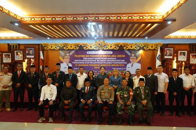 Rumiadi-Hadiri-Pelantikan-Pejabat-Pemkab-Mura-Tegaskan-Pentingnya-Tata-Kelola.jpeg Rumiadi Hadiri Pelantikan Pejabat Pemkab Mura, Tegaskan Pentingnya Tata Kelola Pemerintahan